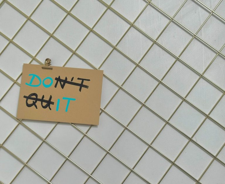 Zettel mit den englischen Worten daunt kwit, wobei Buchstaben so durchgestrichen sind, dass dort auch steht