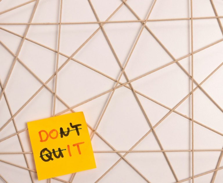 Zettel mit den englischen Worten daunt kwit, wobei Buchstaben so durchgestrichen sind, dass dort auch steht