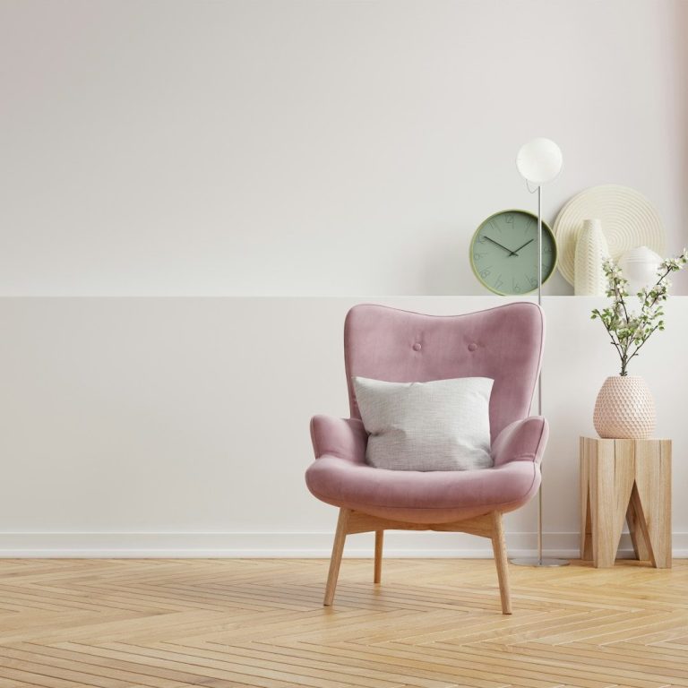 heller Ohrensessel mit Kissen in einem gemütlichen Raum, Fischgrätparkett, Stehlampe, Blume, Wecker. Alles in Pastellfarben.